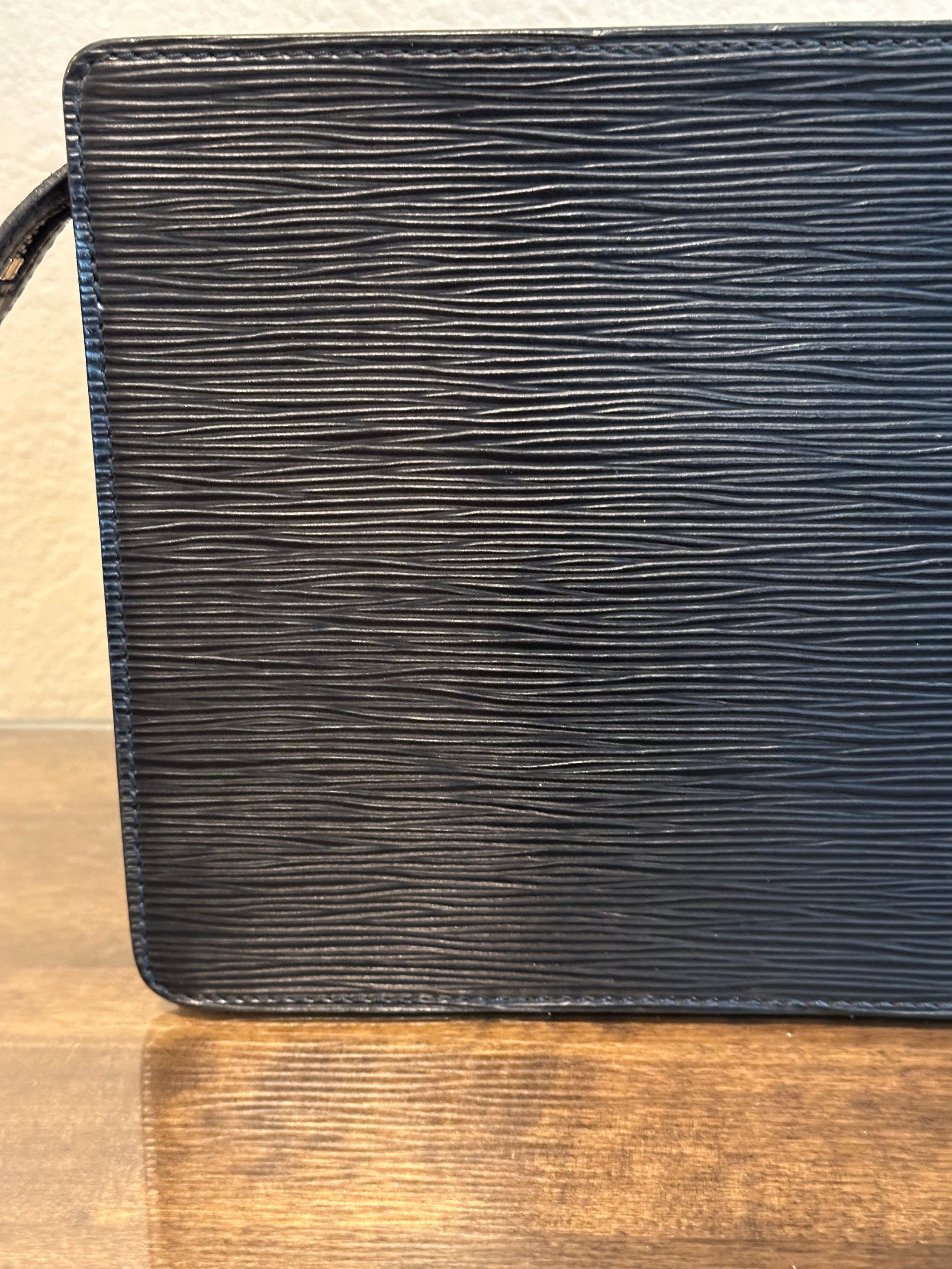 Pochette Homme in Black Epi Leather