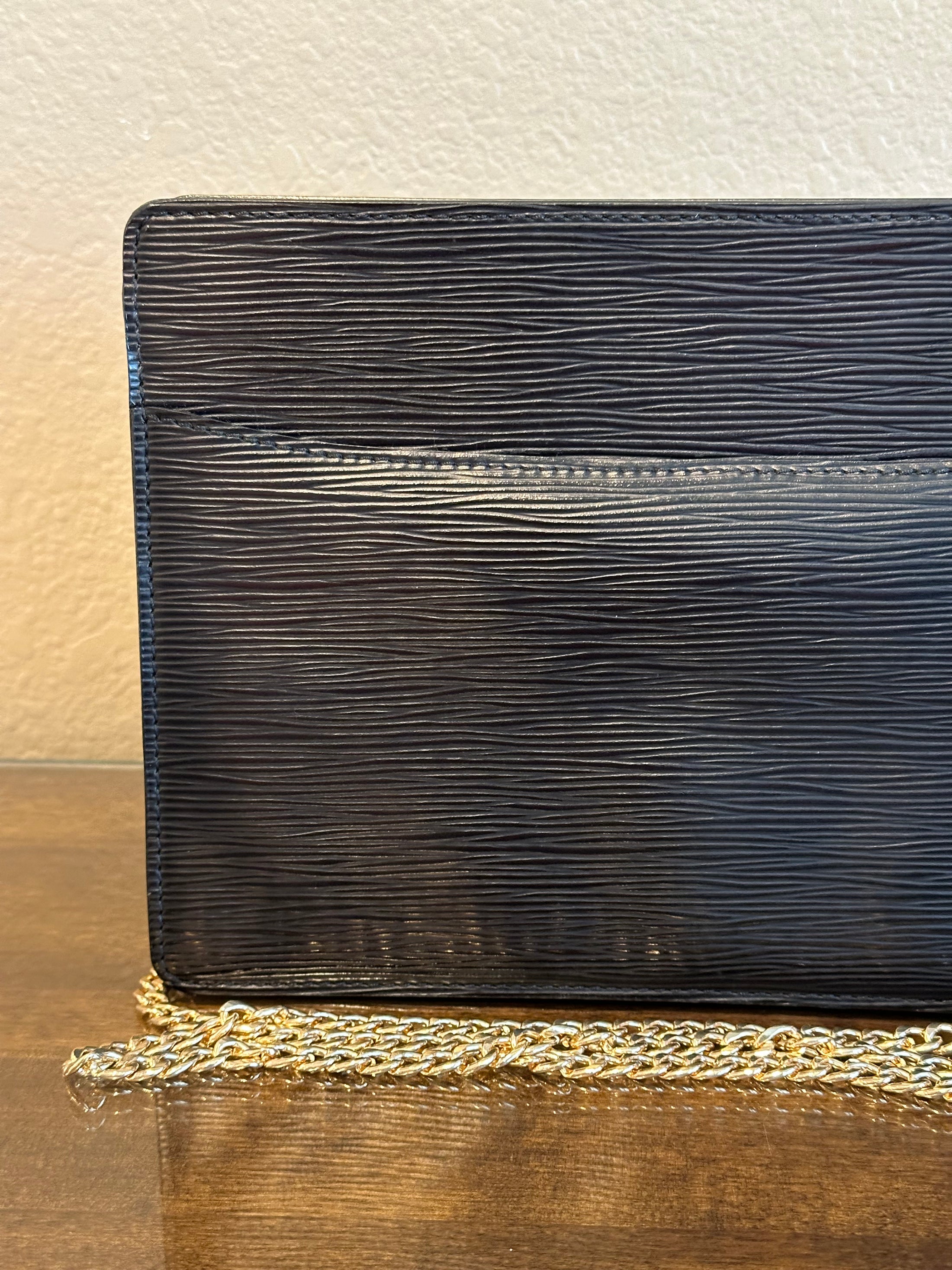 Pochette Homme in Black Epi Leather